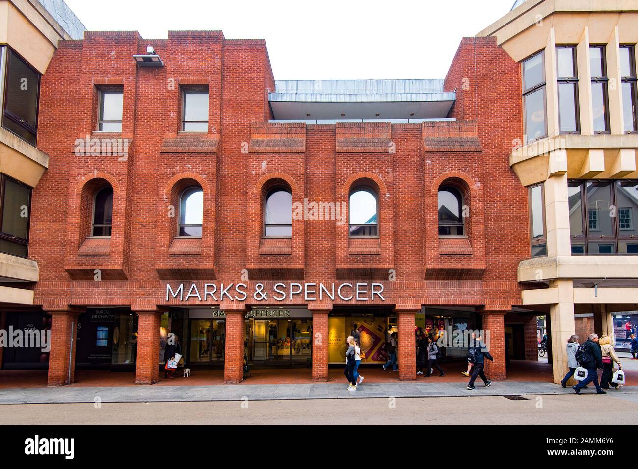 Exeter, DEVON, Royaume-Uni - 31MAR19: Le magasin Marks at Spencer à la jonction de High Street et Queen Street a été remis en service au cours des années 1980 Banque D'Images