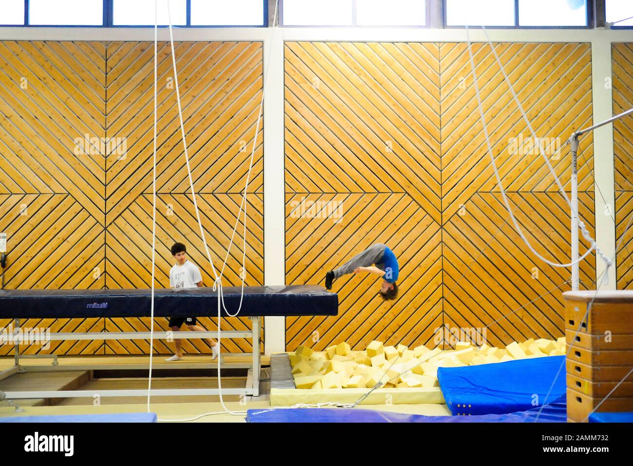 Trampoline jumping training Banque de photographies et d'images à haute  résolution - Alamy