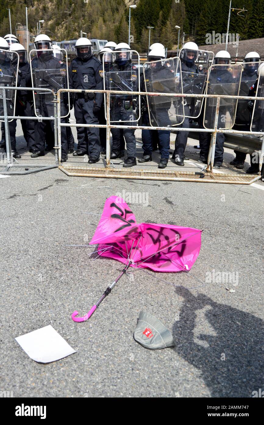 Les policiers autrichiens se trouvent au poste frontière avec l'Autriche, au col Brenner. Des manifestants italiens protestent le 24 avril 2016 contre les contrôles aux frontières prévus par l'Autriche. La police autrichienne était en action avec 300 hommes. [traduction automatique] Banque D'Images