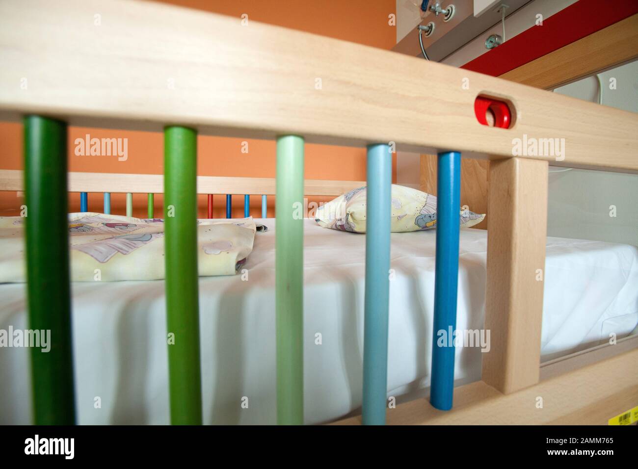 Lit d'enfant vide, l'hôpital de Großhadern reçoit le premier centre de soins palliatifs pour enfants dans le sud de l'Allemagne. [traduction automatique] Banque D'Images