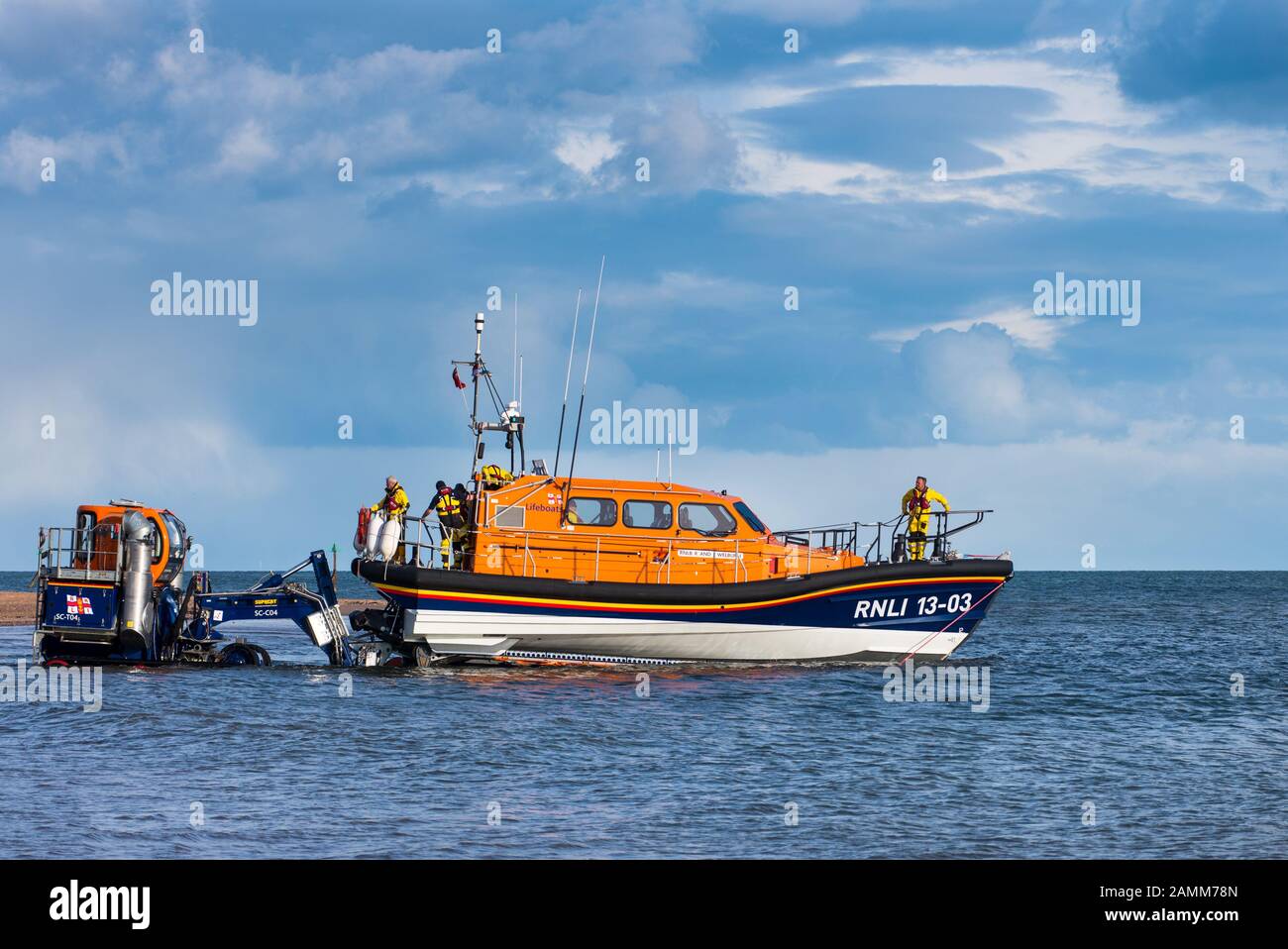 Exmouth, DEVON, Royaume-Uni - 3APR2019 : RNLB R & J Welburn, un bateau de sauvetage de classe Shannon, lancé à partir d'Exmouth Beach lors d'un exercice régulier. Banque D'Images