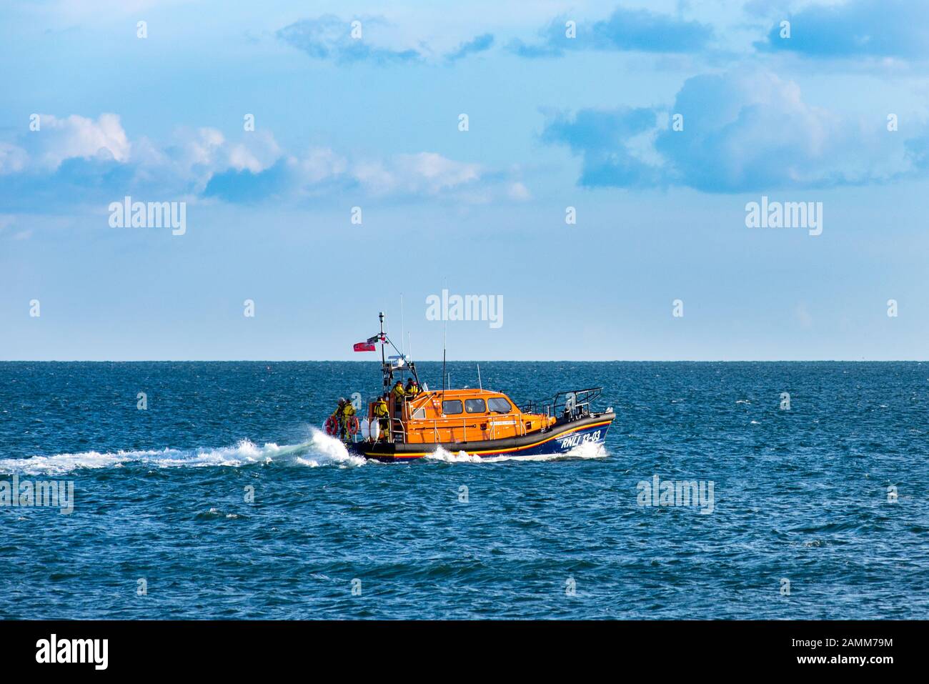 Exmouth, DEVON, Royaume-Uni - 3APR2019: RNLB R & J Welburn, un bateau de sauvetage de classe Shannon, s'éloignant de la plage, pendant un exercice régulier. Banque D'Images