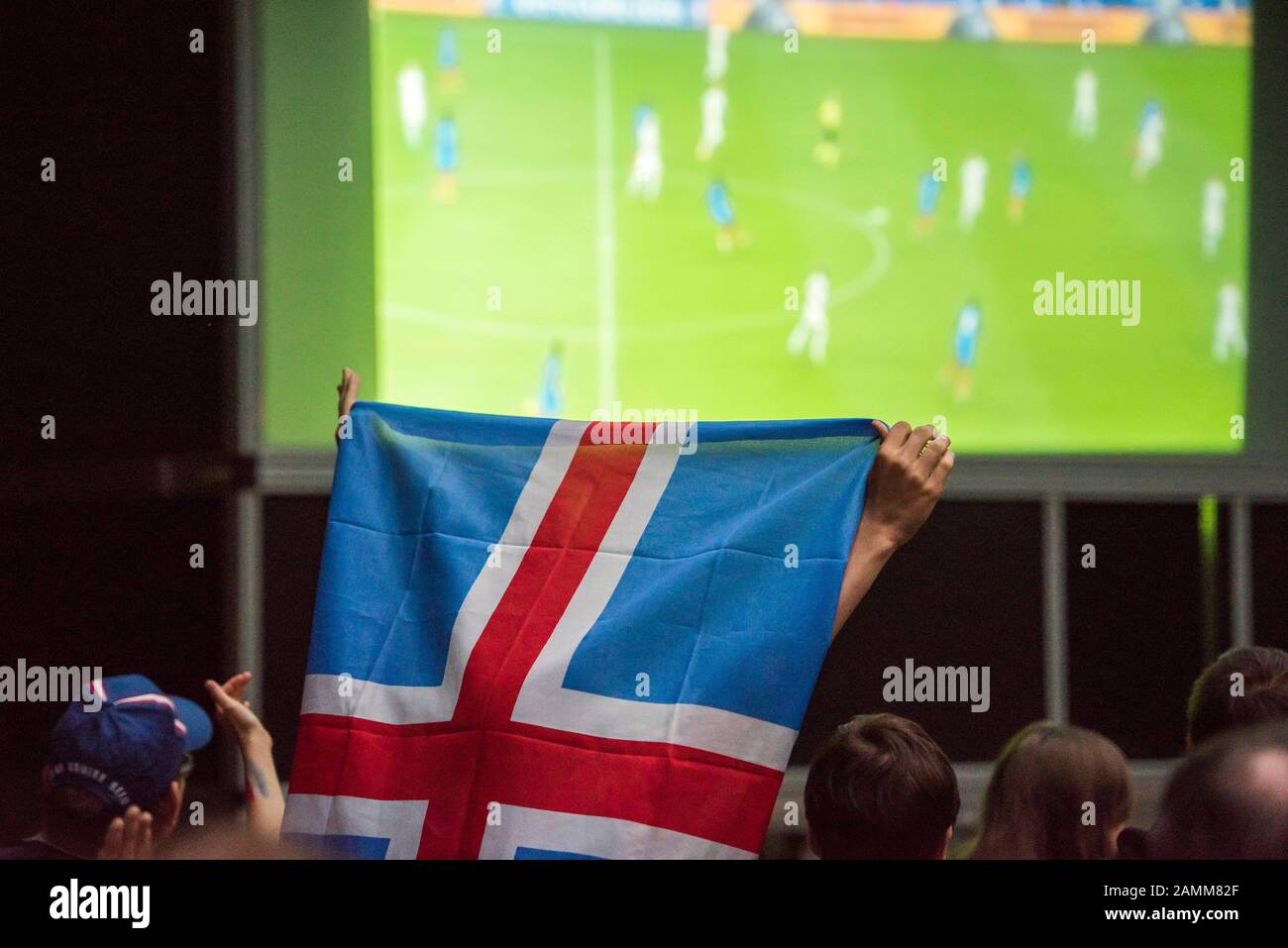 Fans de football islandais à l'occasion du match final France - Islande lors du championnat européen de football 2016, lors de l'observation publique à Augustiner-Biergarten sur Arnulfstraße. [traduction automatique] Banque D'Images