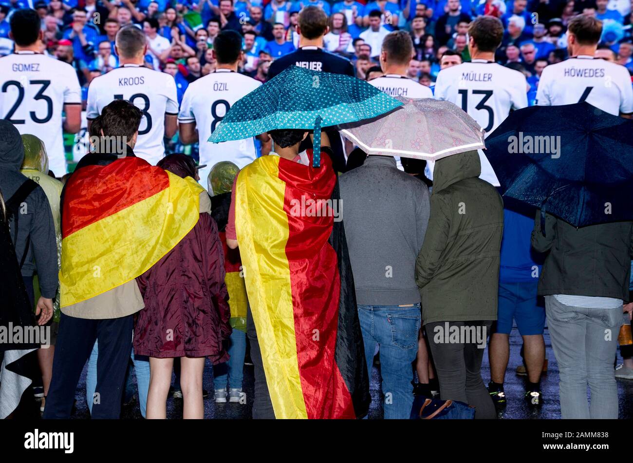 Fans de football à l'occasion du match de finale du trimestre entre l'Allemagne et l'Italie lors du championnat d'Europe de football 2016. [traduction automatique] Banque D'Images