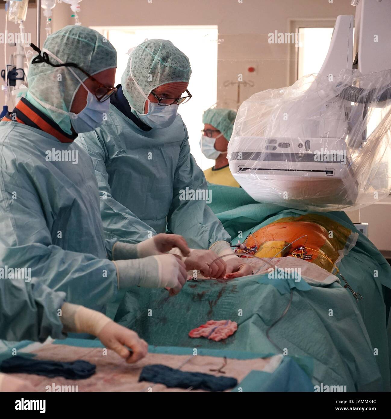 Chirurgie vasculaire pour l'insertion d'un stent dans un théâtre  d'opération hybride au Klinikum München-Süd. [traduction automatique] Photo  Stock - Alamy