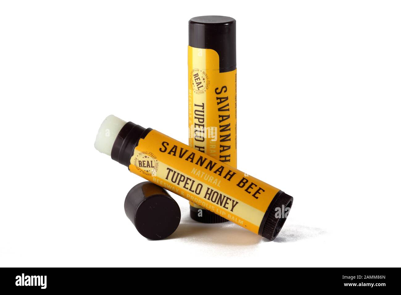 Deux bâtonnets de baume à lèvres Tupelo Honey de marque Savannah Bee isolés sur fond blanc. Image découpée pour l'illustration et l'usage éditorial. Banque D'Images