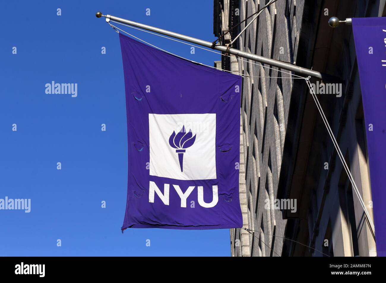 Un drapeau de l'Université de New York (NYU) sur leur immeuble Silver Center of Arts and Science à 100 Washington Square East, New York, NY. Banque D'Images