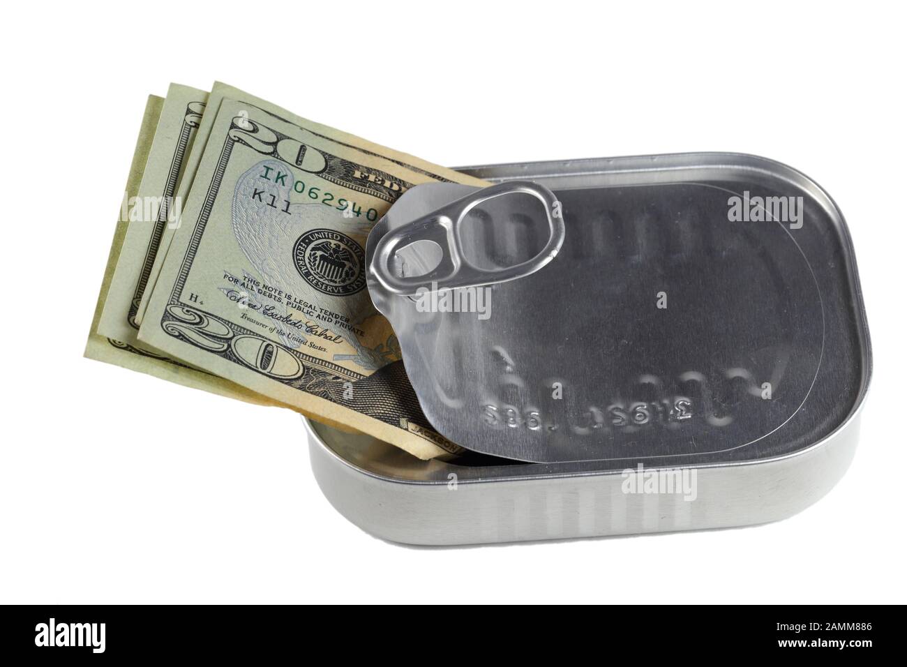 Vingt dollars US dans une sardine peut isolé sur un fond blanc. Image de découpe pour l'illustration et l'usage éditorial. Banque D'Images