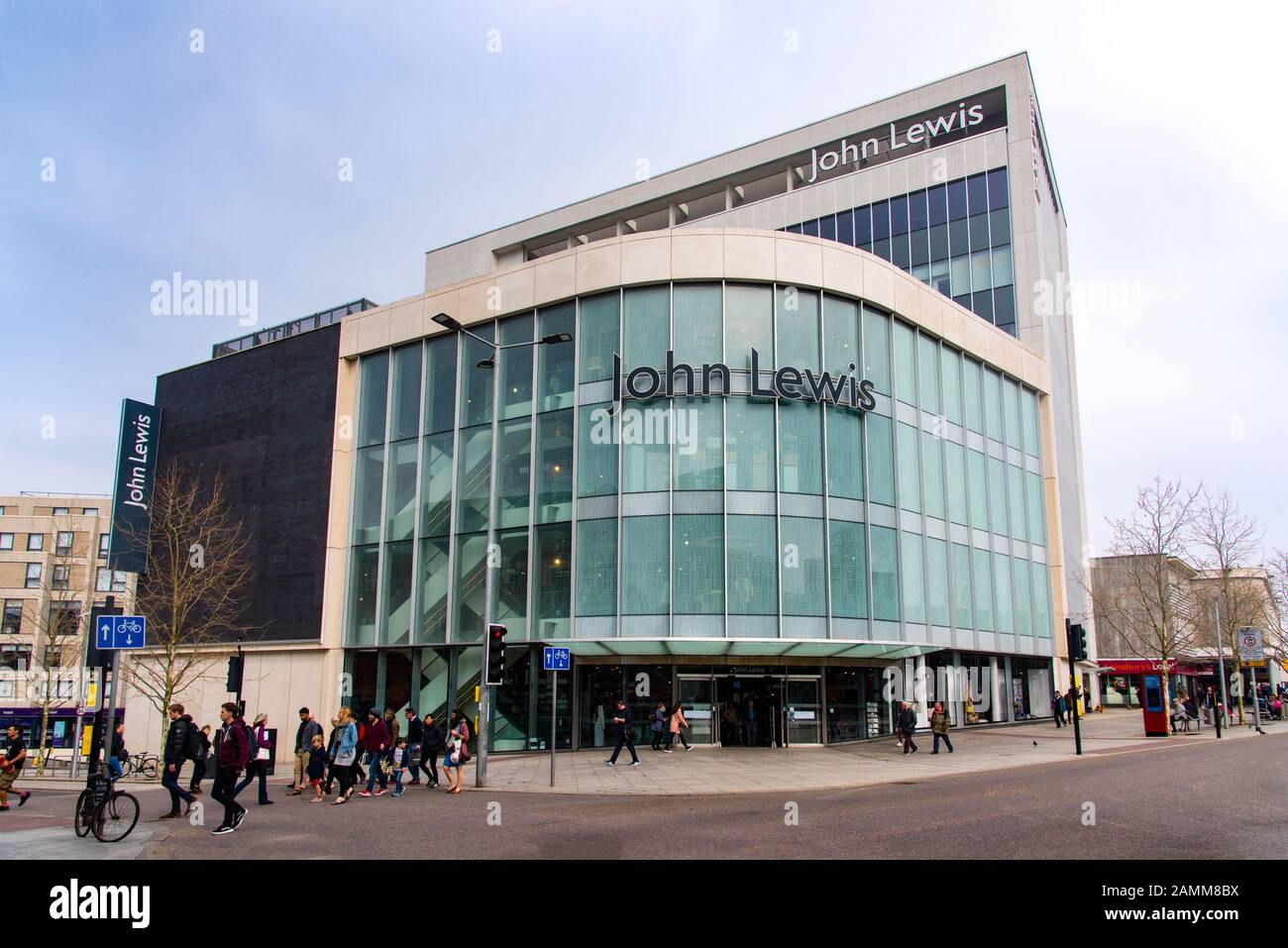 Exeter, DEVON, Royaume-Uni - 31 mars 19 : le magasin John Lewis est l'un des bâtiments emblématiques du centre d'Exeter. Le grand magasin Bobby and Co a géré f Banque D'Images