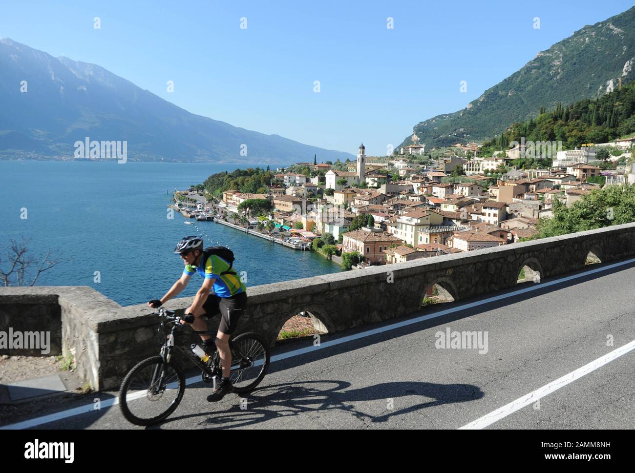 Route côtière de Riva del Garda à Salò avec vue sur le village de pêcheurs de Limone sul Garda. [traduction automatique] Banque D'Images