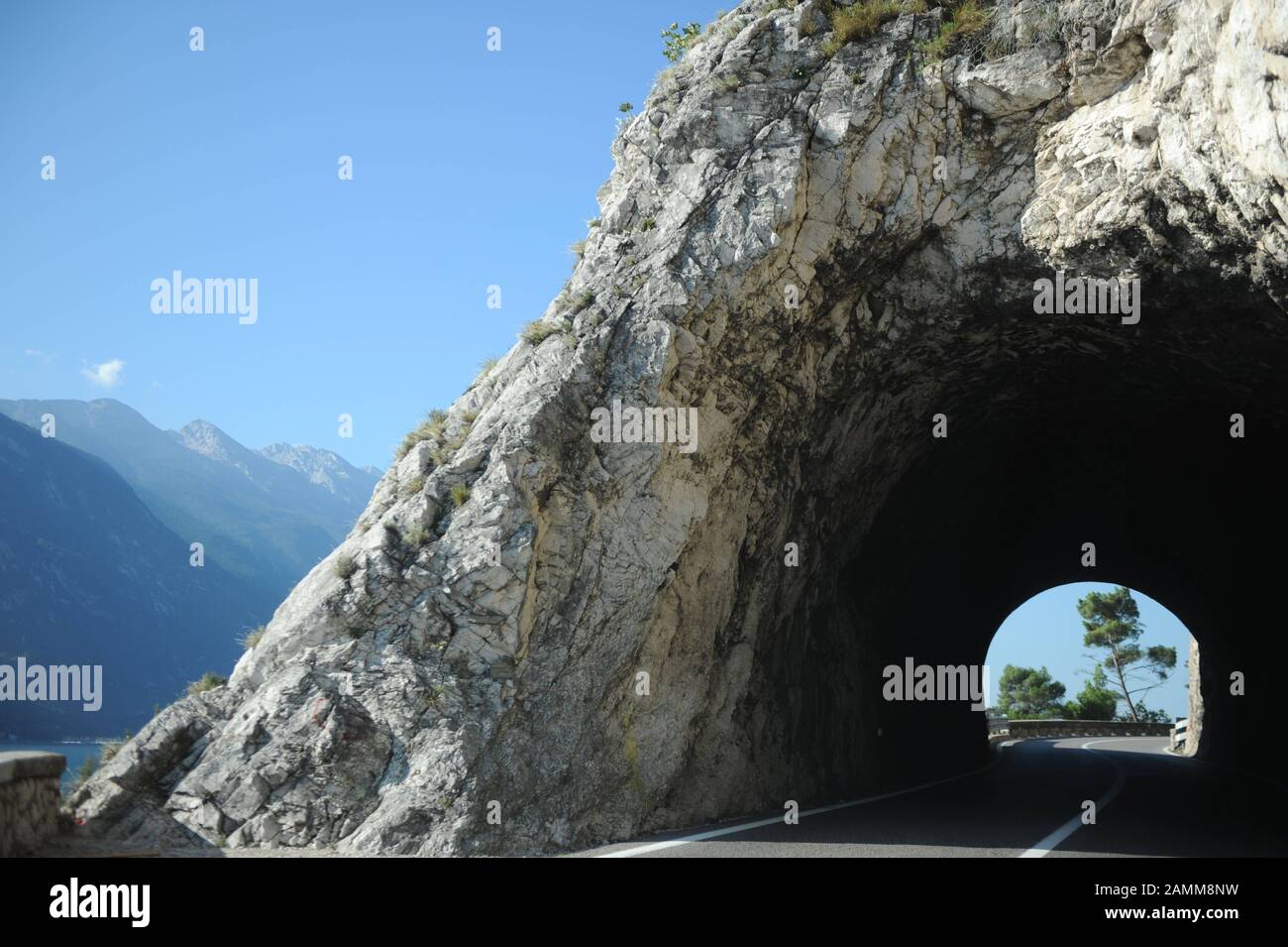 Route étroite de montagne près de Tremosine (Pieve) sur la route côtière de Riva del Garda à Salò sur le lac de Garde. [traduction automatique] Banque D'Images