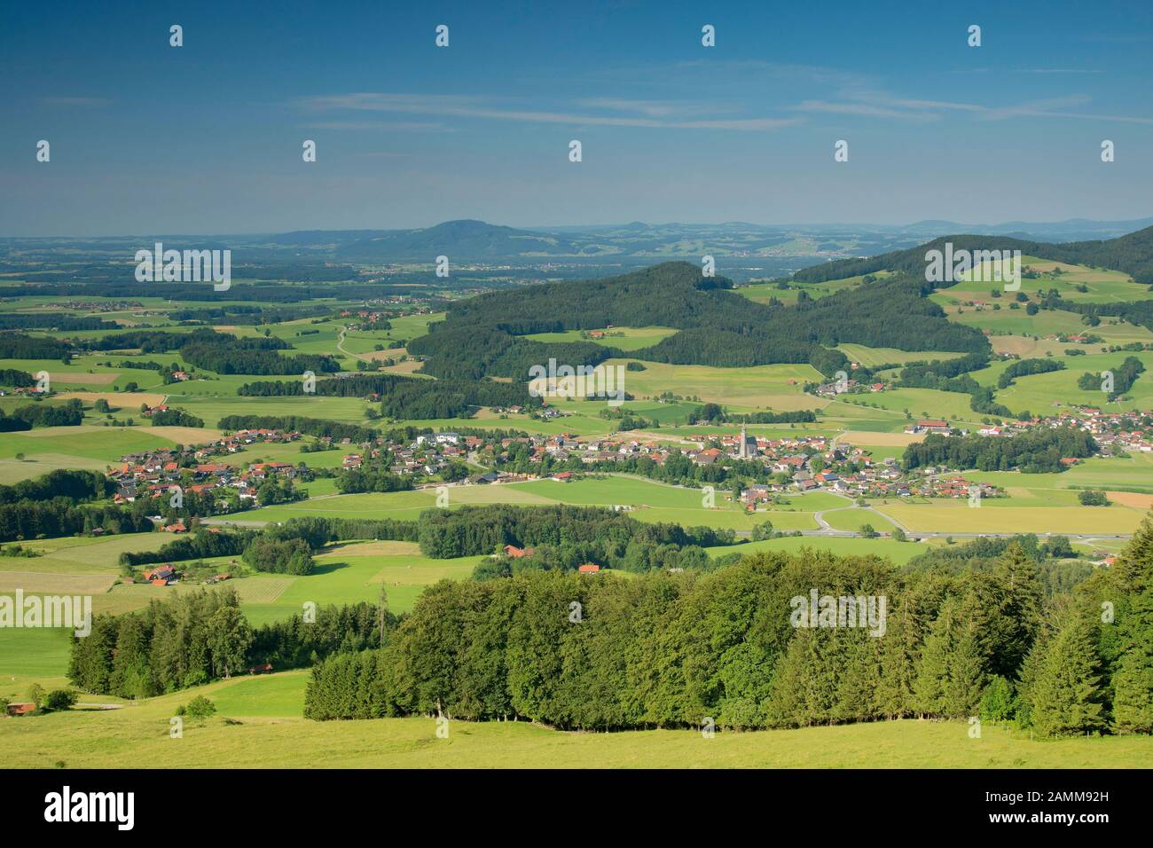 Panorama d'été sur La Colère avec le Högl et l'ensemble Rupertiwinkel [traduction automatique] Banque D'Images
