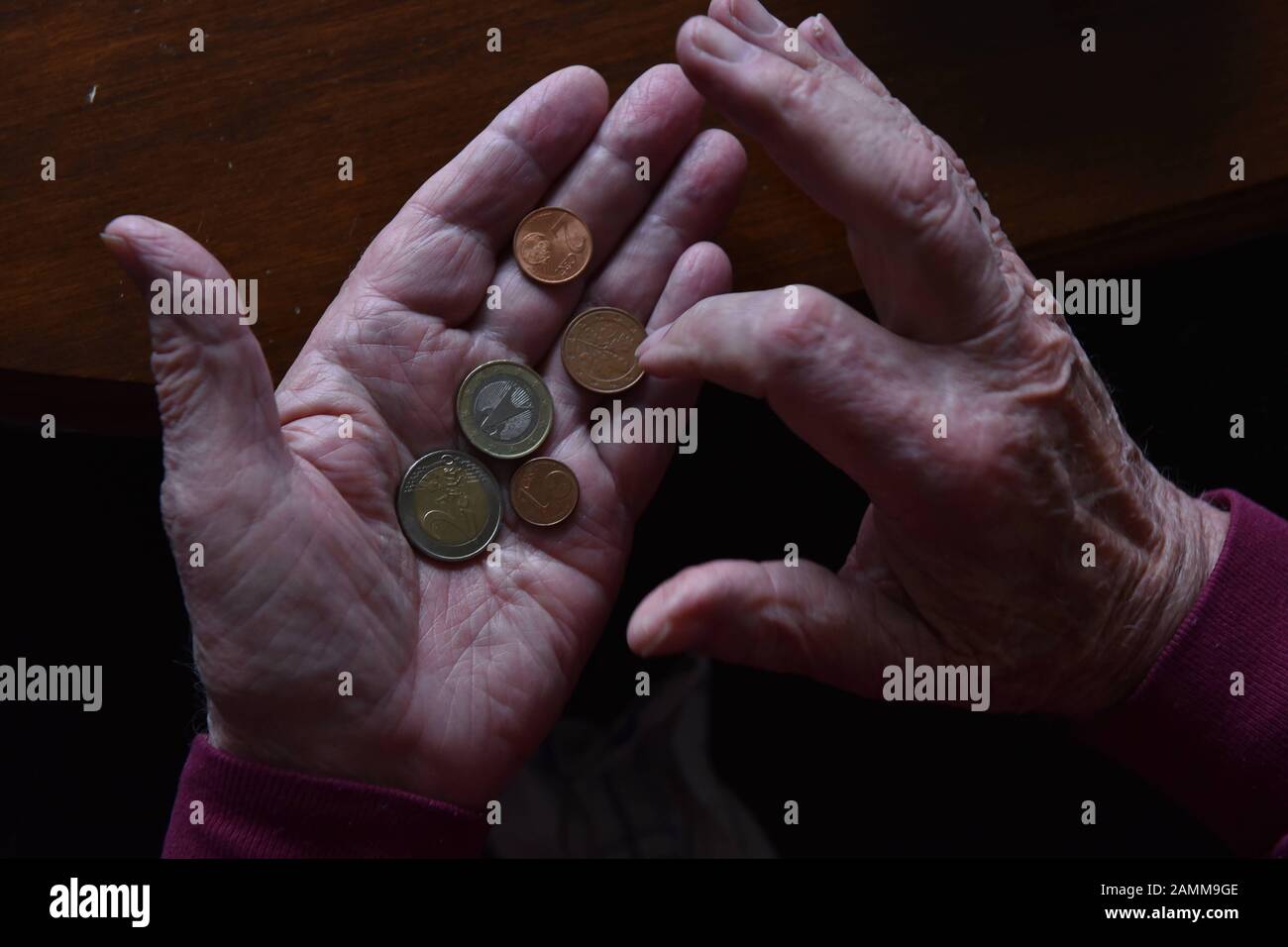 Rapport sur le sujet de la pauvreté dans la vieillesse: Une dame âgée compte l'argent dans son portefeuille. [traduction automatique] Banque D'Images