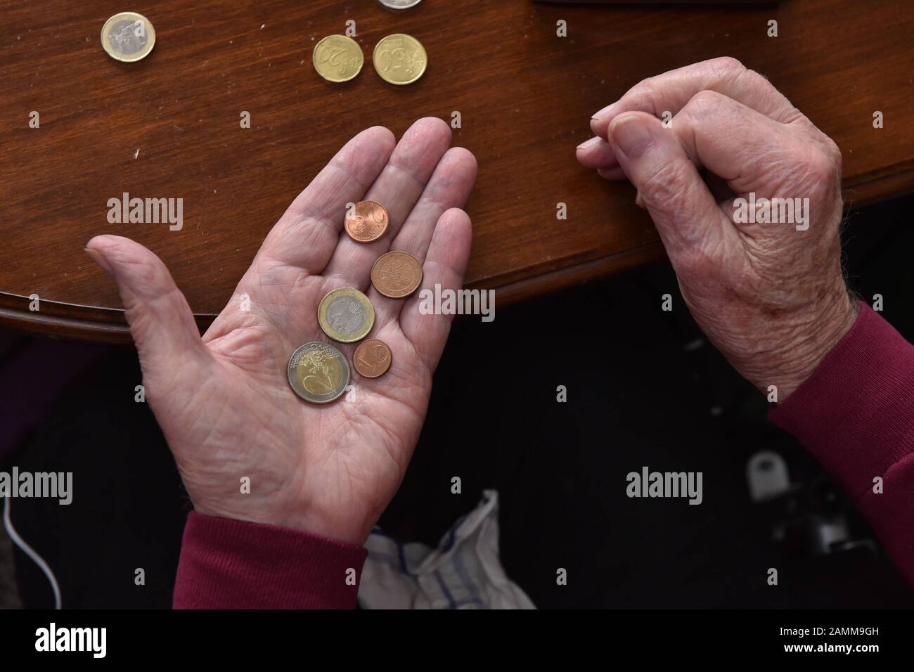 Rapport sur le sujet de la pauvreté dans la vieillesse: Une dame âgée compte l'argent dans son portefeuille. [traduction automatique] Banque D'Images