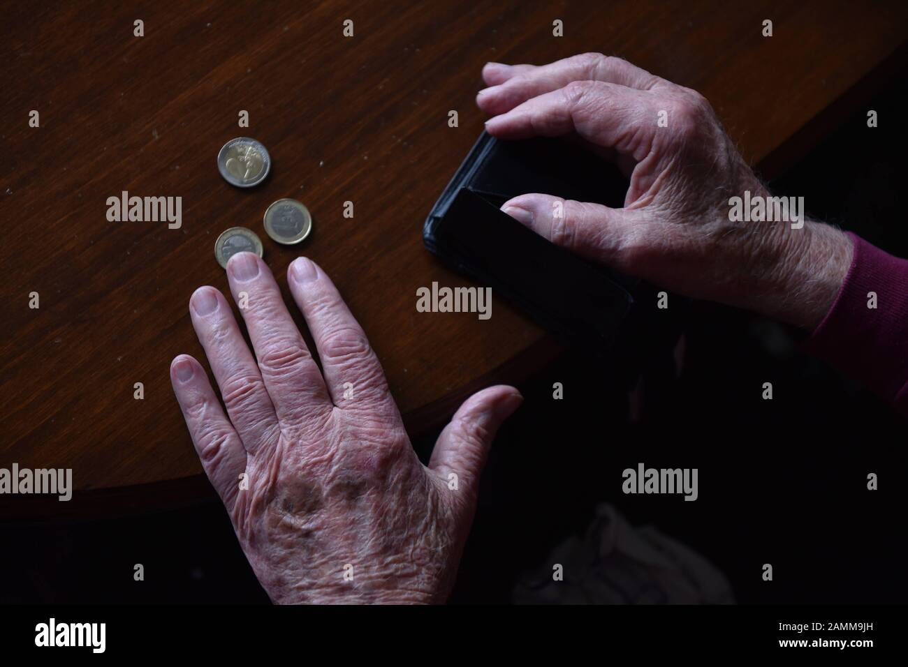 Rapport sur le sujet de la pauvreté dans la vieillesse: Une dame âgée compte l'argent dans son portefeuille. [traduction automatique] Banque D'Images