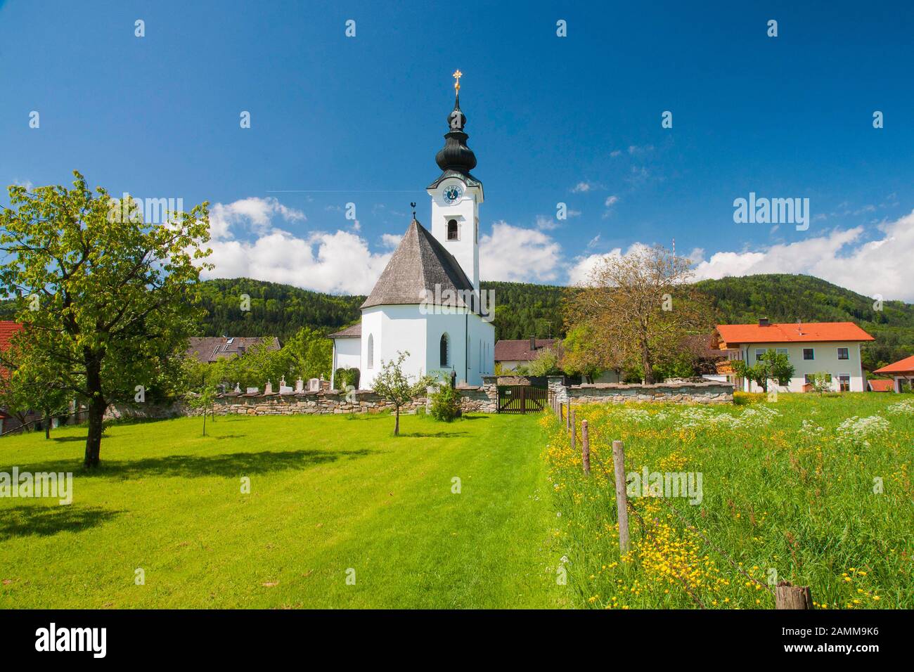 L'église d'Ulrichshögl dans le Gmd. Ainring, Rupertiwinkel, Berchtesgadener Land, Haute-Bavière [Traduction Automatique] Banque D'Images