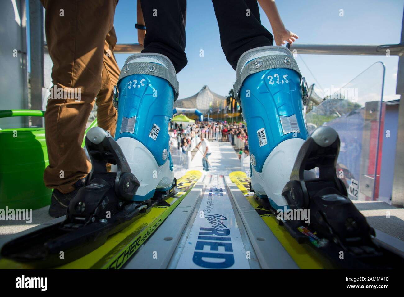 Plus de 50 disciplines sportives peuvent être essayées au M-net Outdoor Sports Festival du parc olympique de Munich, qui se tient pour la première fois. La photo montre un mini saut à ski. [traduction automatique] Banque D'Images