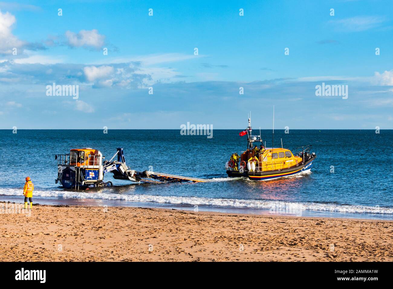 Exmouth, DEVON, Royaume-Uni - 3APR2019 : RNLB R & J Welburn, un bateau de sauvetage de classe Shannon, lancé à partir d'Exmouth Beach lors d'un exercice régulier. Banque D'Images