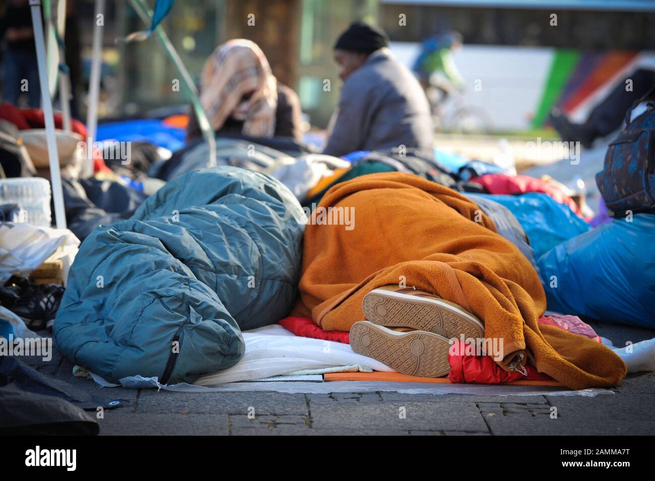 Avec un camp de protestation et une grève de la faim à Sendlinger-Tor-Platz, les réfugiés manifestent pour l'égalité des droits et le "droit de rester pour tous". [traduction automatique] Banque D'Images