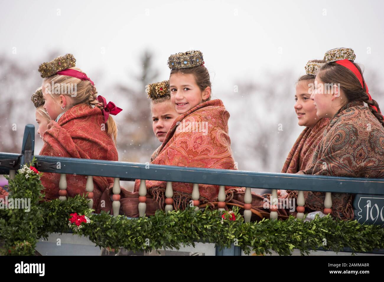 Promenade Leonhardi, Bad Tölz, 07.11.2016: Les enfants en costume traditionnel s'assoient sur une voiture pendant le tour Leonhardi à Bad Tölz. [traduction automatique] Banque D'Images