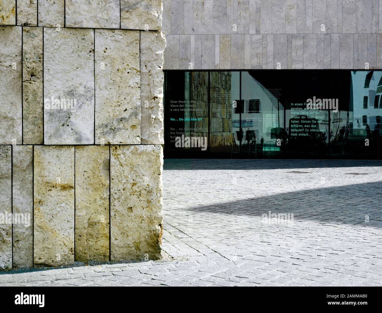 La synagogue Ohel-Jakob (l.) et le musée juif de la place Saint-Jakob La façade en verre reflète le musée de la ville de Munich. [traduction automatique] Banque D'Images