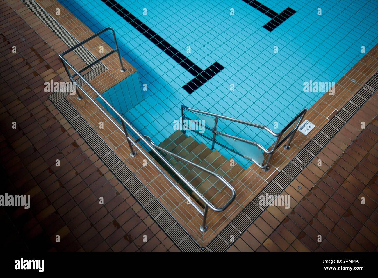 Le Karwendelbad à Mittenwald, datant des années 1970, a pris quelques jours avant sa fermeture en novembre 2016. La photo montre la piscine. [traduction automatique] Banque D'Images