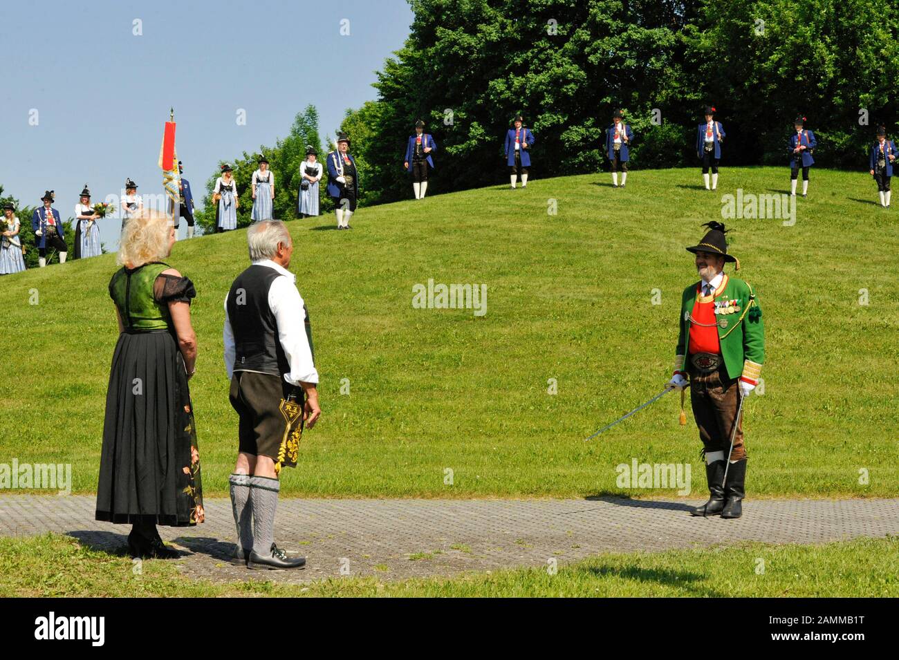 La société Unterschleißheim Rifle ouvre le 61ème Lohhof Folk Festival de la ville d'Unterschleißheim avec des pétards. Dans la photo le maire Rolf Zeitler observe les tireurs invités se saluant après le défilé sur la zone derrière le marquis. [traduction automatique] Banque D'Images