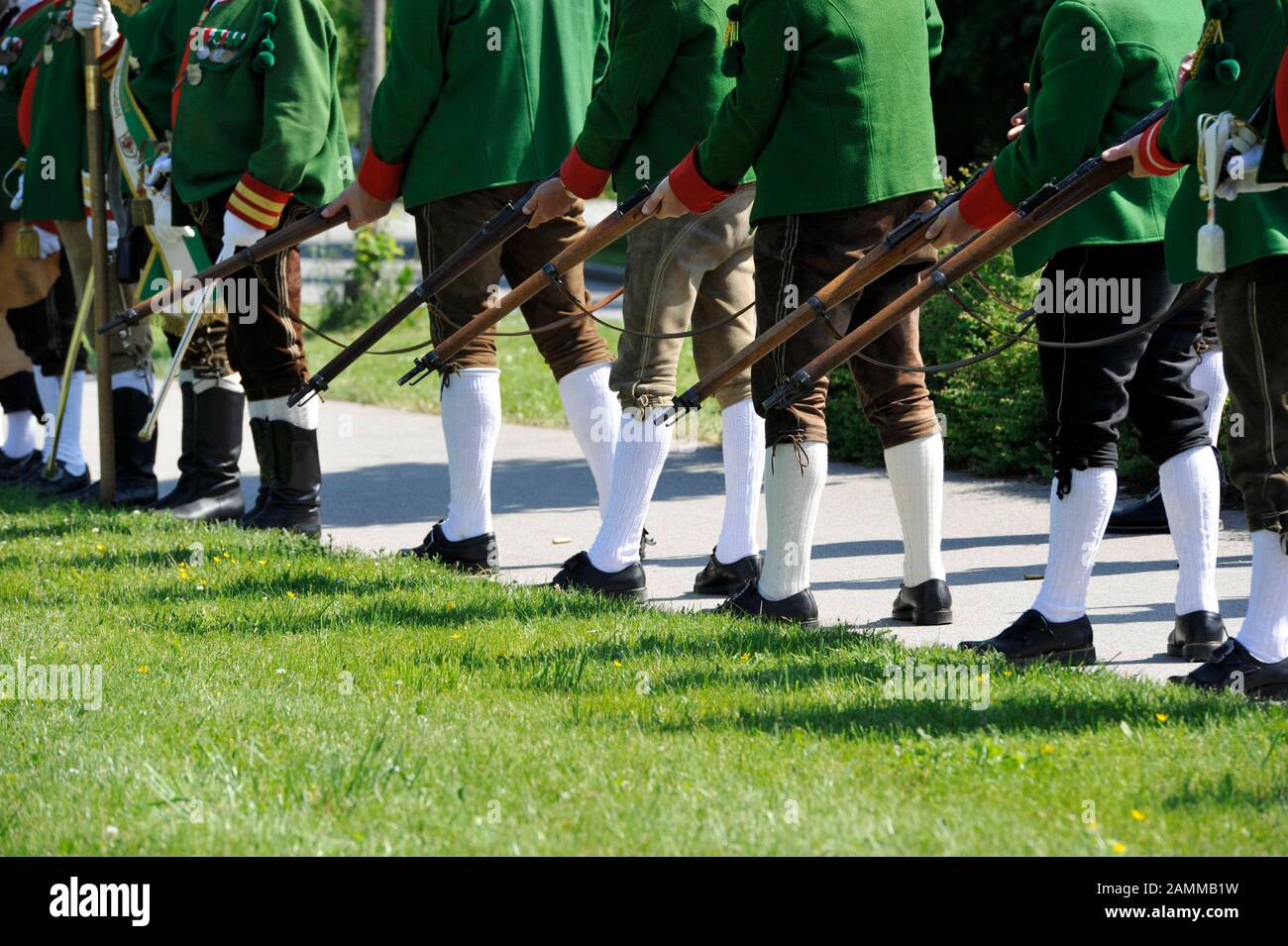 La société Unterschleißheim Rifle ouvre le 61ème Lohhof Folk Festival de la ville d'Unterschleißheim avec des pétards. Dans la photo invités tireurs salant après la parade sur la zone derrière le marquee. [traduction automatique] Banque D'Images