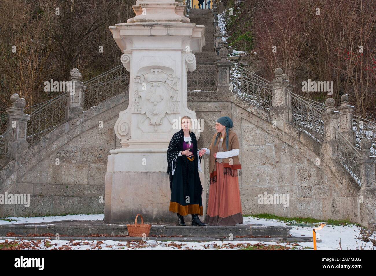 Marché de Noël à la place de nuit silencieuse à Oberndorf, sentier à thème de nuit silencieuse, jeu historique 'Silent Night - un enfant est né à vous' dans le Salzachhalle Laufen [traduction automatique] Banque D'Images