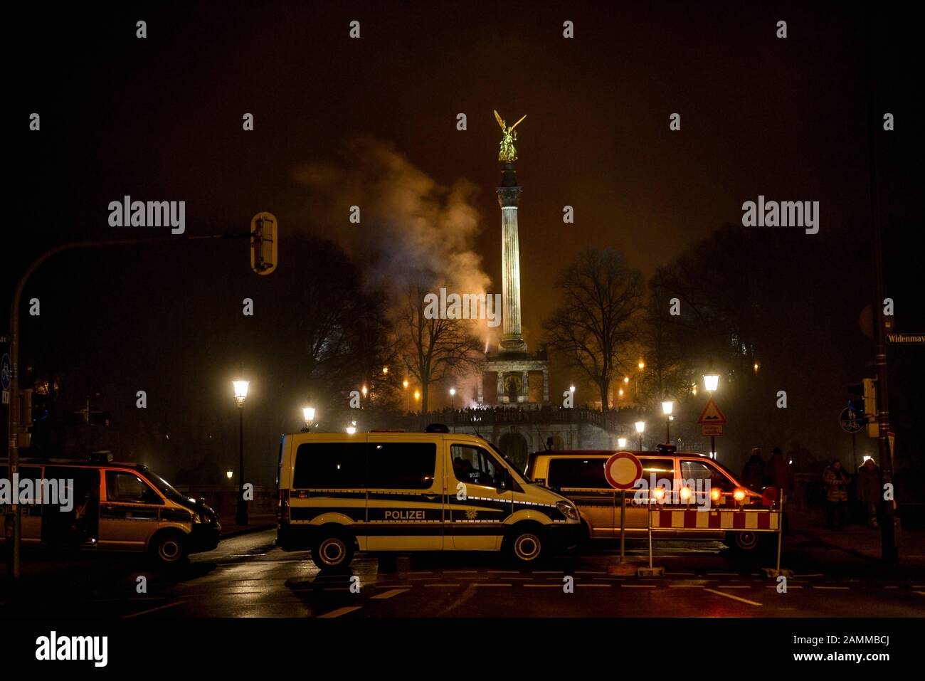 Le réveillon du nouvel an, la police a fait don de la zone située sous l'Ange de la paix. [traduction automatique] Banque D'Images