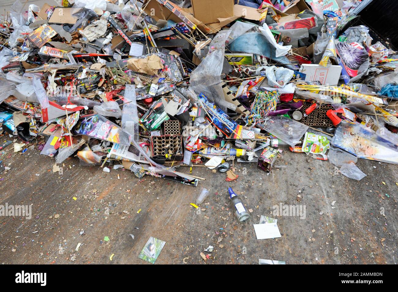 Feux d'artifice déchets devant le Siegestor à Schwabing après la Saint-Sylvestre. [traduction automatique] Banque D'Images