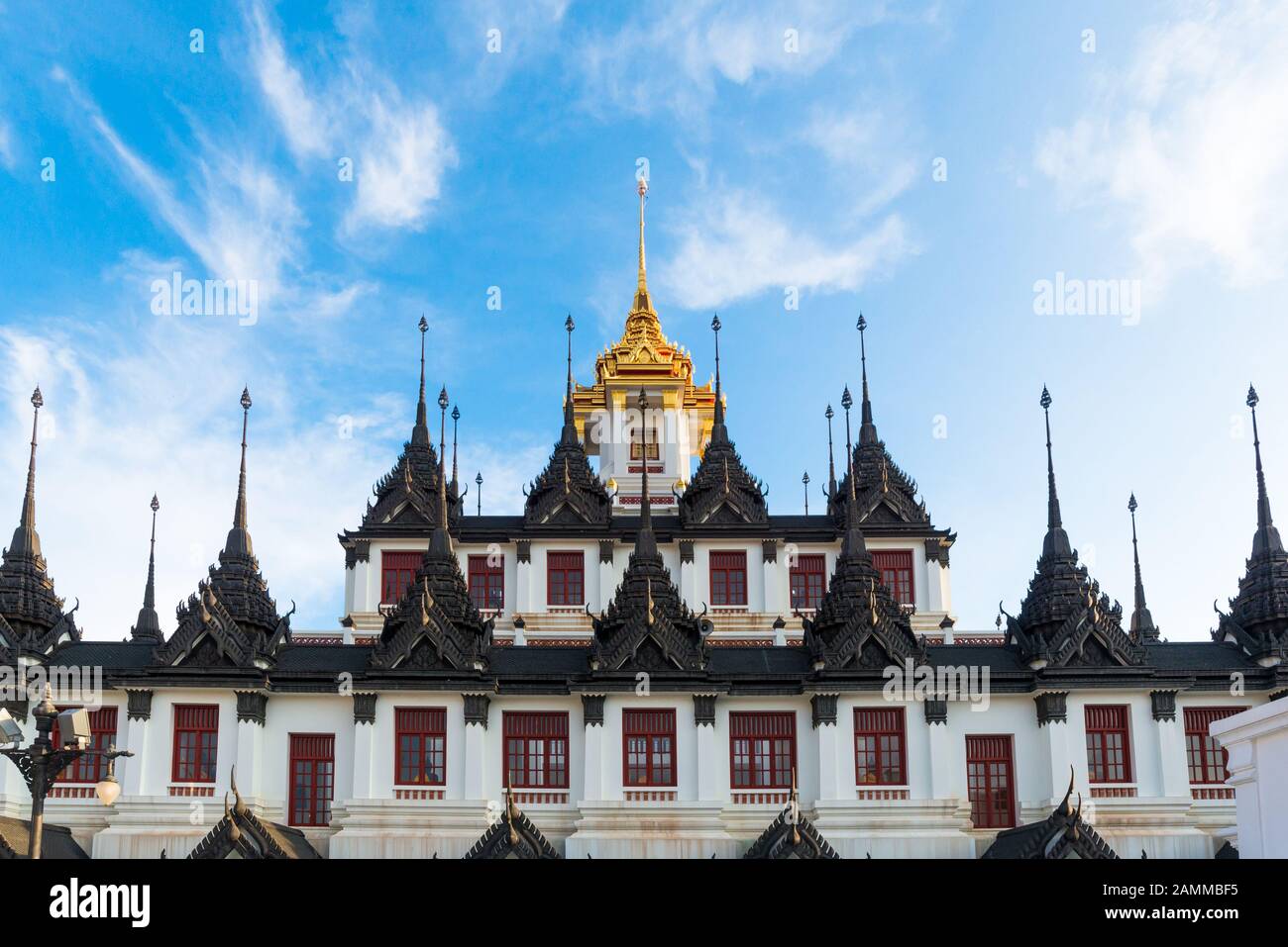 Wat Ratchanatdaram le temple est le plus connu pour le célèbre monument de Loha Prasat pour le tourisme à Bangkok, Thaïlande Banque D'Images