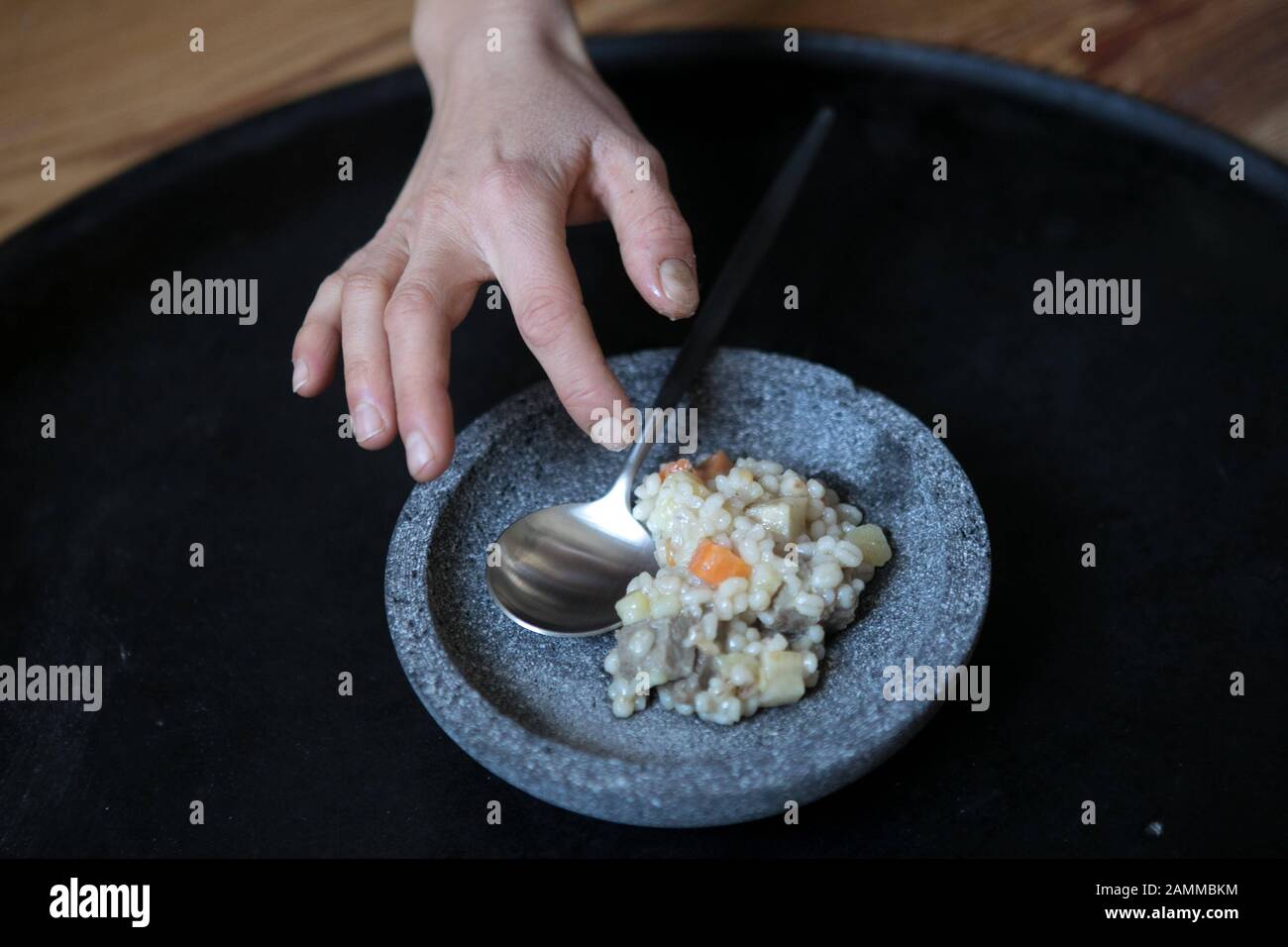 Viviana d'Angelo, photographe alimentaire, avec le chef Vincent Fricke dans son studio à Belfortstraße 3 à Haidhausen. Sur la photo, un ragoût d'orge est placé sur une plaque sous l'appareil photo et est conçu pour la prise de vue [traduction automatique] Banque D'Images