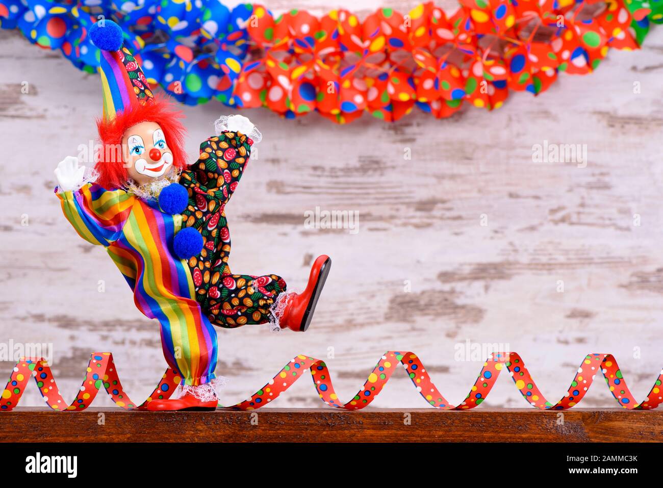 Clown drôle avec costume et streamers [traduction automatique] Banque D'Images