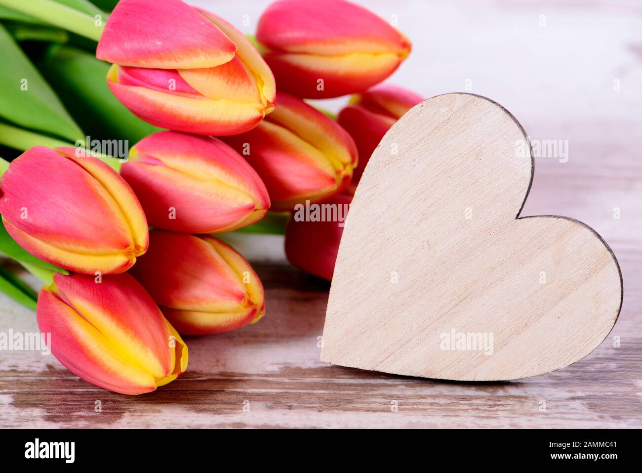 Bouquet avec coeur comme symbole d'amour [traduction automatique] Banque D'Images