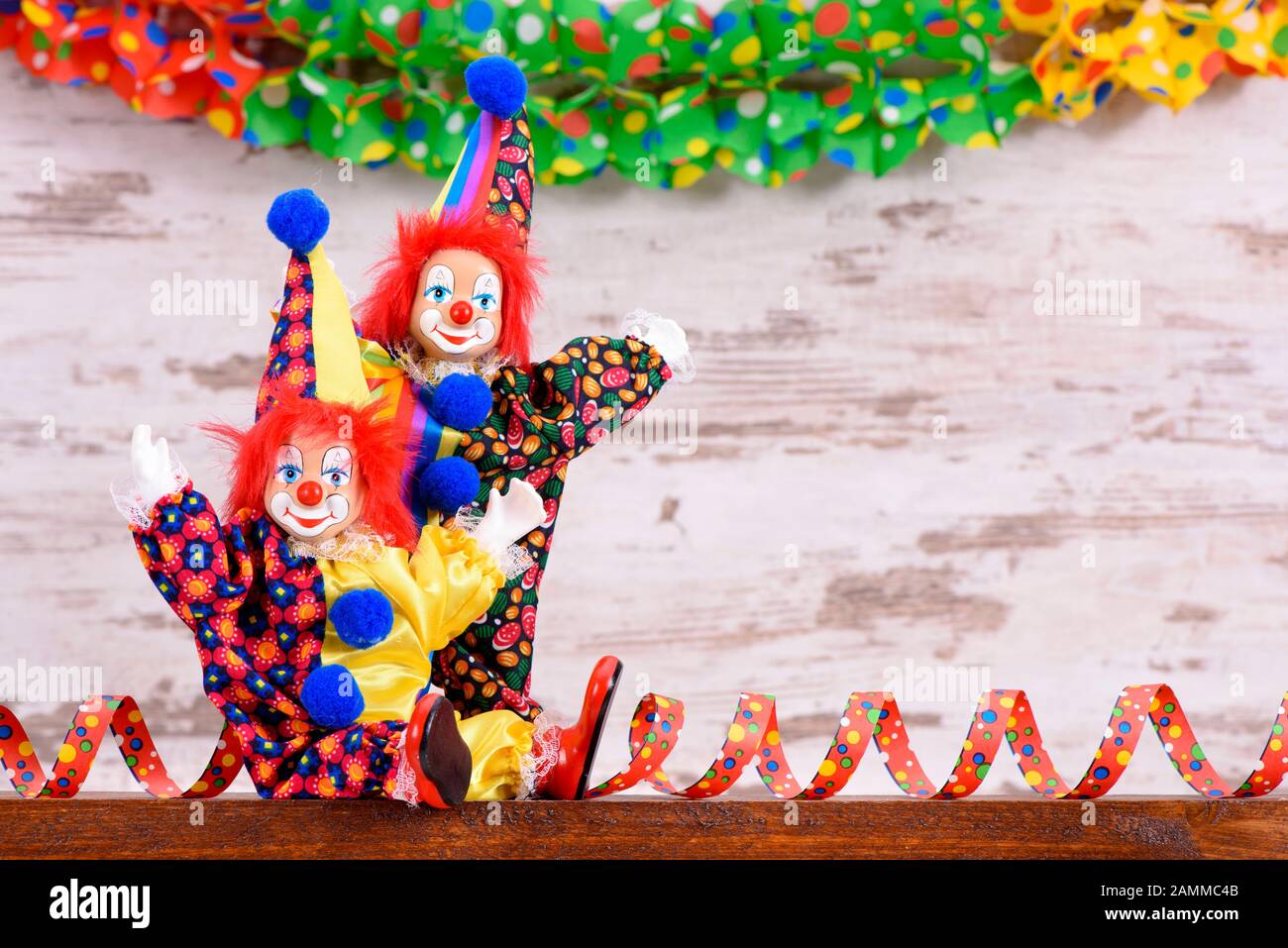 Clown drôle avec costume et streamers [traduction automatique] Banque D'Images