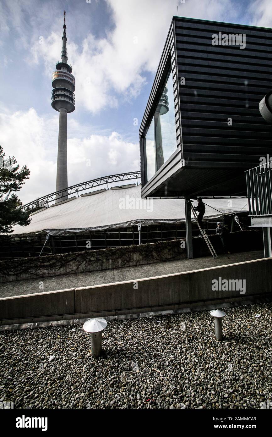 Nouvel espace VIP dans le centre sportif olympique de glace du parc olympique de Munich. En arrière-plan la tour olympique. [traduction automatique] Banque D'Images