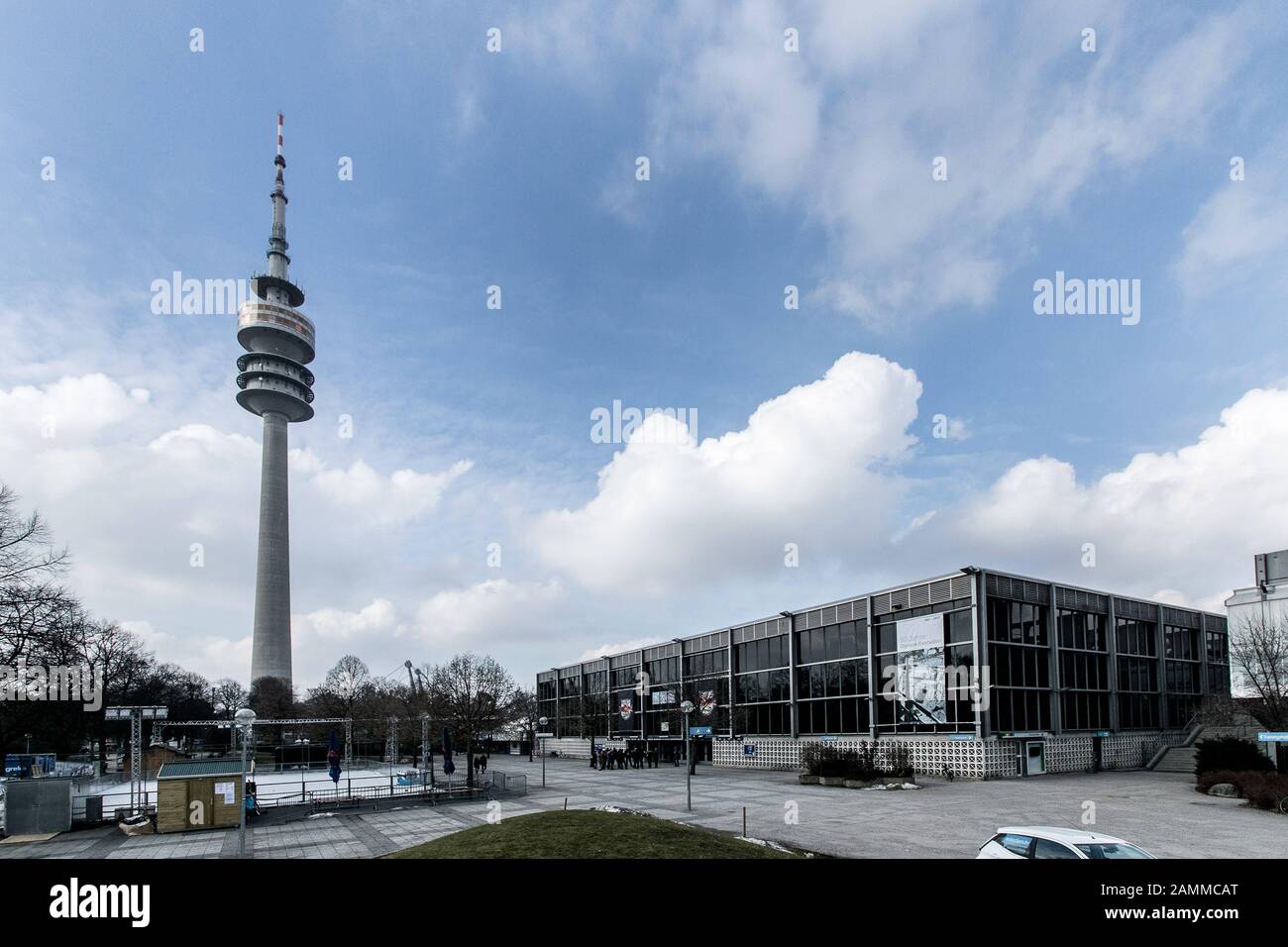 Le centre olympique de sports de glace du parc olympique de Munich sur l'Oberwiesenfeld, avec la tour olympique en arrière-plan [traduction automatique] Banque D'Images