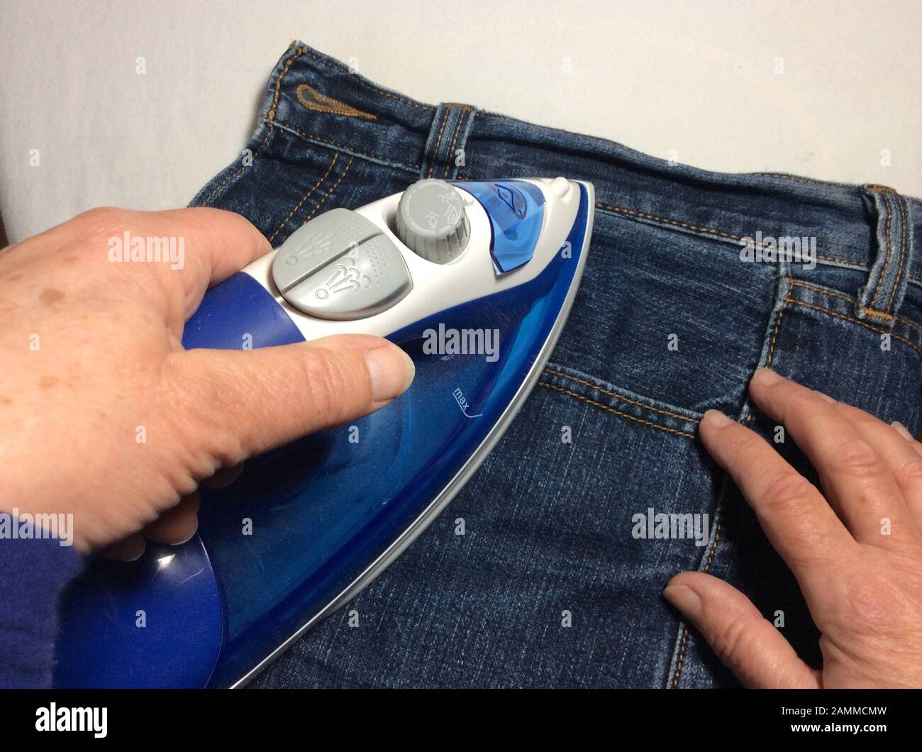 Travaux Ménagers. Jeans de repassage pour femme [traduction automatique]  Photo Stock - Alamy