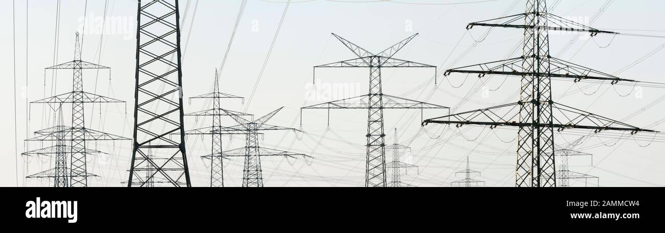 Panorama à partir de nombreux pylônes haute tension [traduction automatique] Banque D'Images
