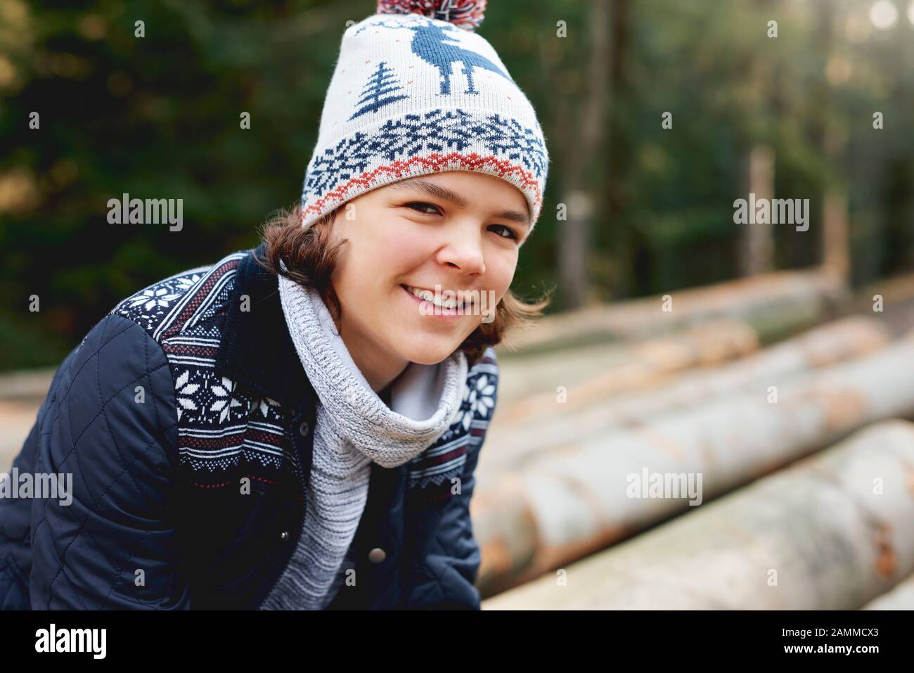 Portrait d'un adolescent souriant en hiver Banque D'Images