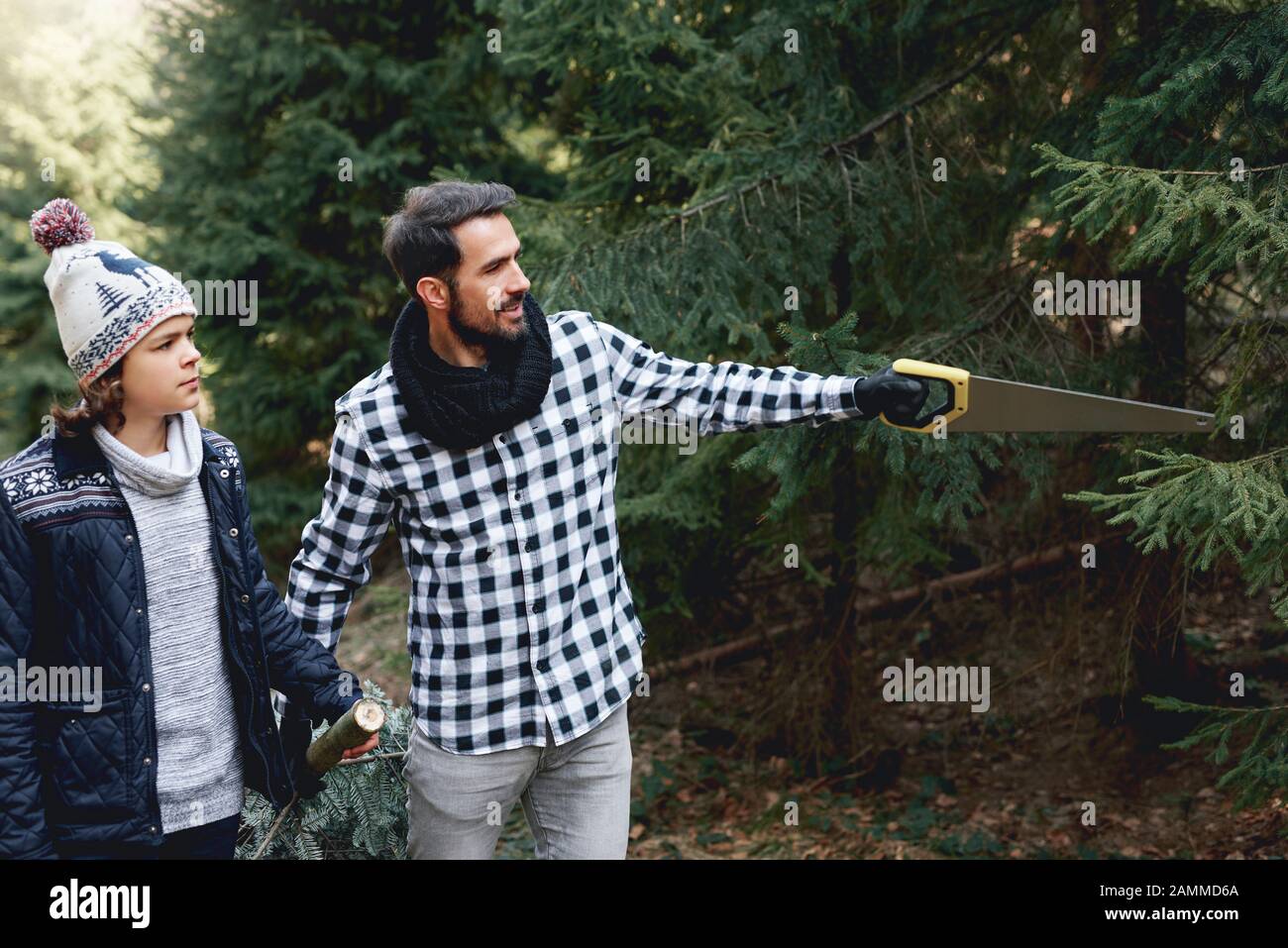 Une famille heureuse a trouvé un arbre de Noël parfait Banque D'Images