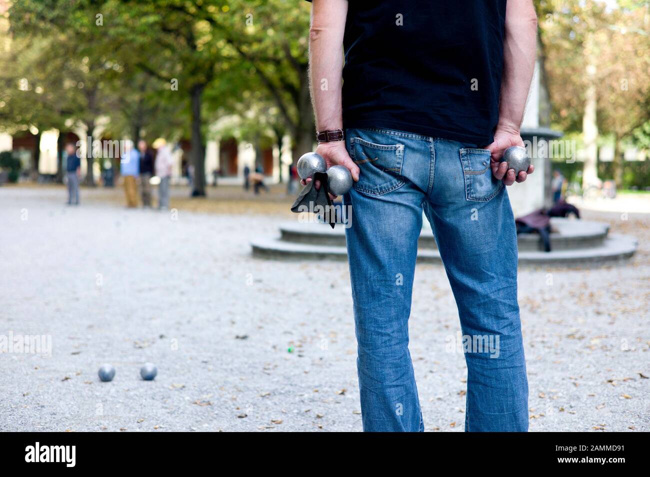 Un joueur de boules dans le Hofgarten de Munich avec des boules dans ses mains. [traduction automatique] Banque D'Images