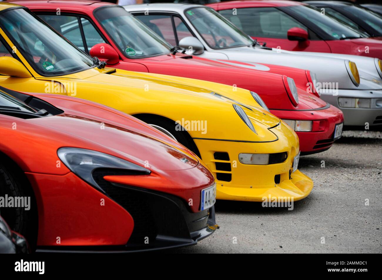 Spectacle de voitures anciennes pour marquer le début de la construction de la remorque d'événements 'Motorworld Freimann' prévue dans l'ancien atelier de réparation entre Maria-Probst-Strasse et Lilienthalallee. La photo montre l'avant des voitures de sport. [traduction automatique] Banque D'Images