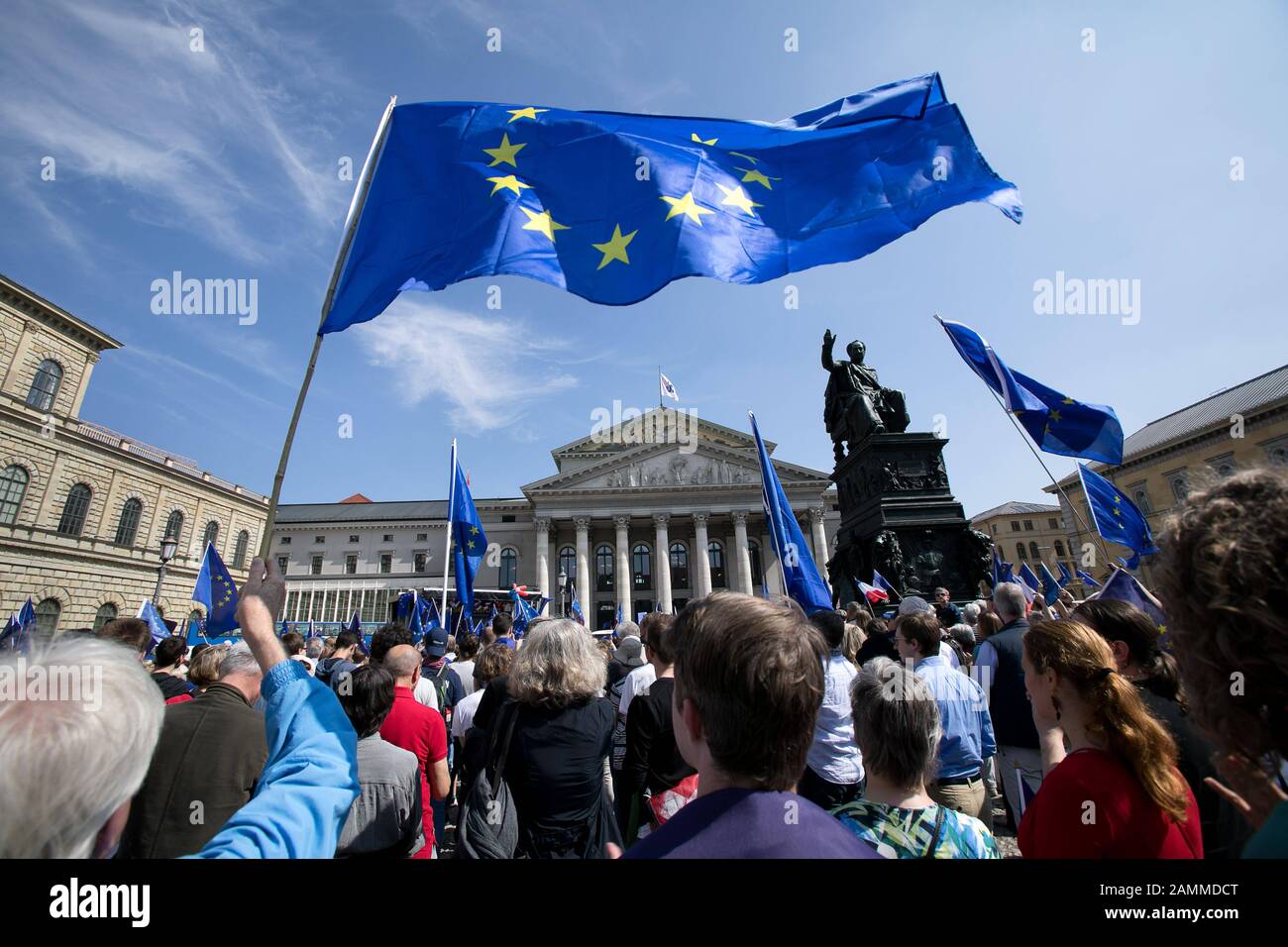 Manifestation du mouvement pro-européen des citoyens "Pulse of Europe" sur la Max-Joseph-Platz de Munich. [traduction automatique] Banque D'Images