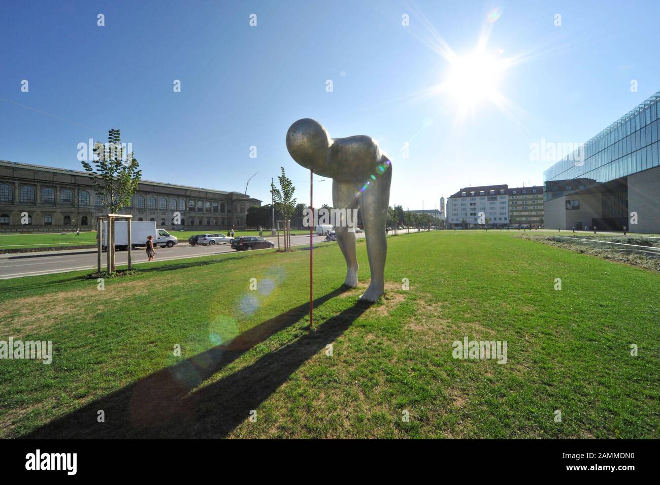 La sculpture "Actuelle continue" de Henk Visch devant le nouveau bâtiment de l'Université de télévision et de cinéma et le Musée d'art égyptien de Munich, sur la gauche de l'Alte Pinakothek. [traduction automatique] Banque D'Images