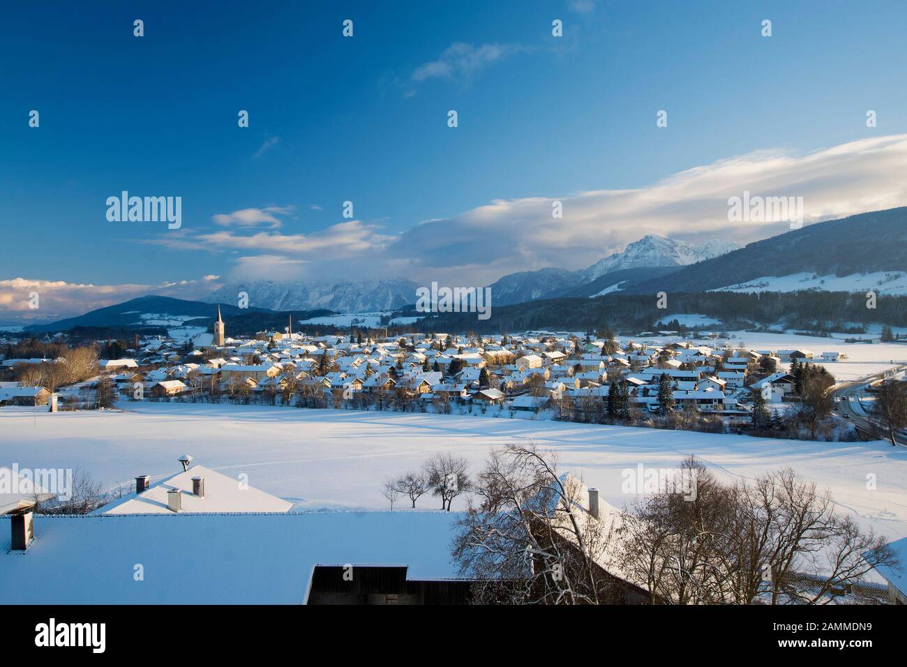 Panorama hivernal sur Teisendorf dans le Rupertiwinkel du Berchtesgadener Land du Schelmberg avec Högl, Untersberg, Fuderheuberg, Hochstaufen et Teisenberg [traduction automatique] Banque D'Images