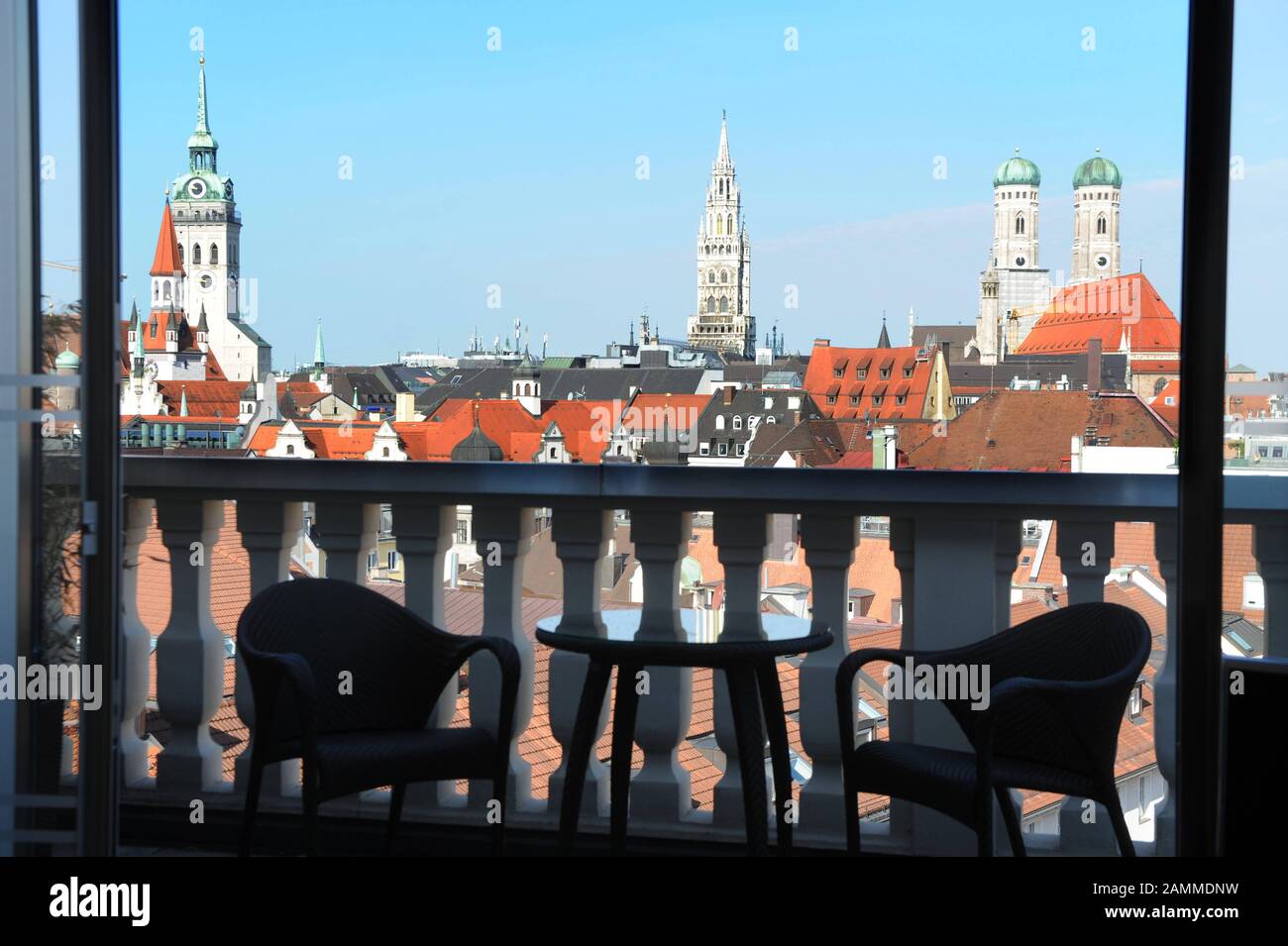 Vue depuis le balcon de la « Suite Oriental » de l'hôtel « Mandarin Oriental » sur les toits du centre-ville de Munich. Sur la gauche, le Vieux Pierre, au milieu de la tour de l'Hôtel de Ville et sur la droite la Frauenkirche. [traduction automatique] Banque D'Images
