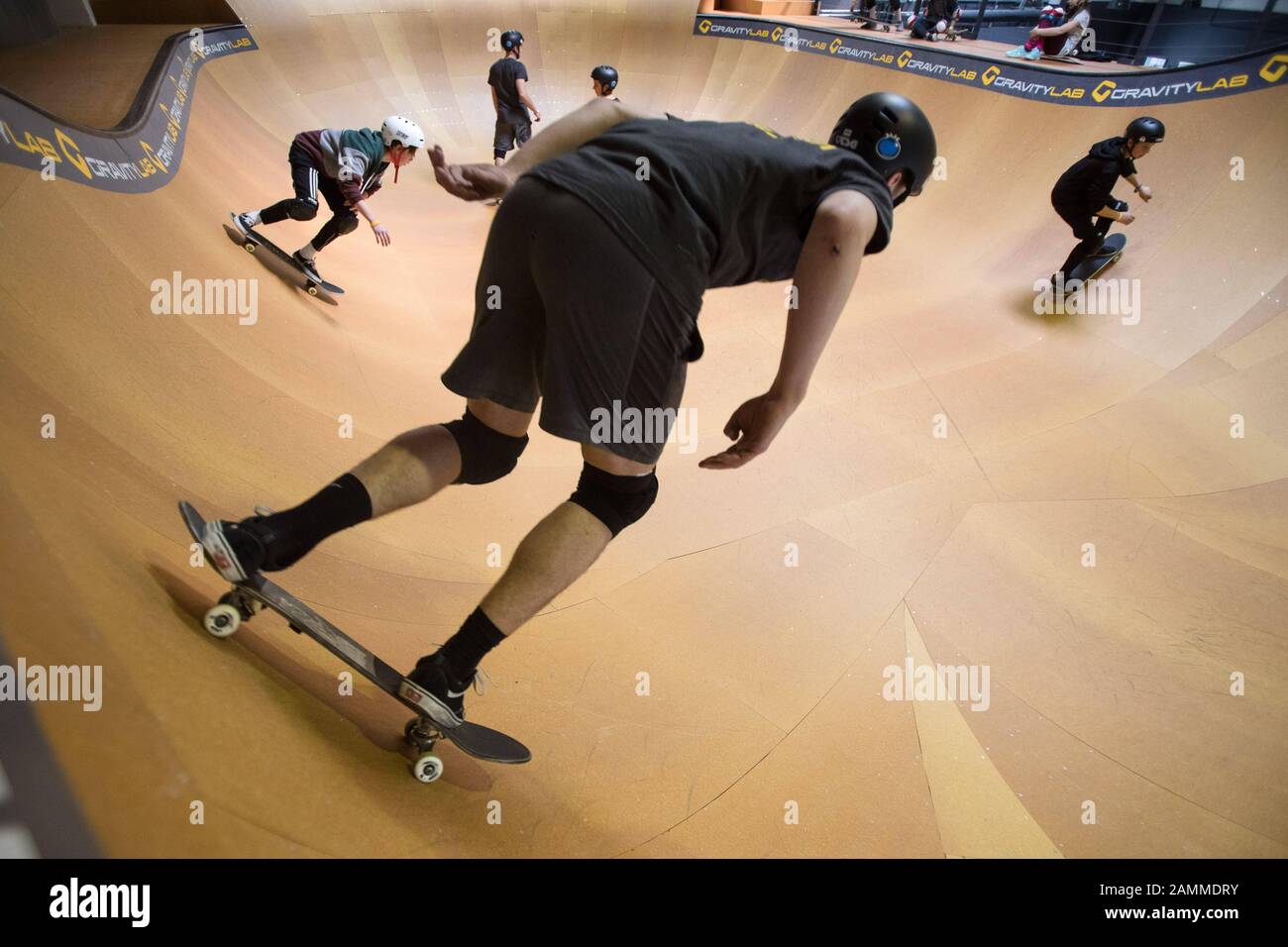 Skateboarders dans la salle de sports d'action 'Gravity Lab' sur place de l'atelier Sendling à Flössergasse 4. [traduction automatique] Banque D'Images