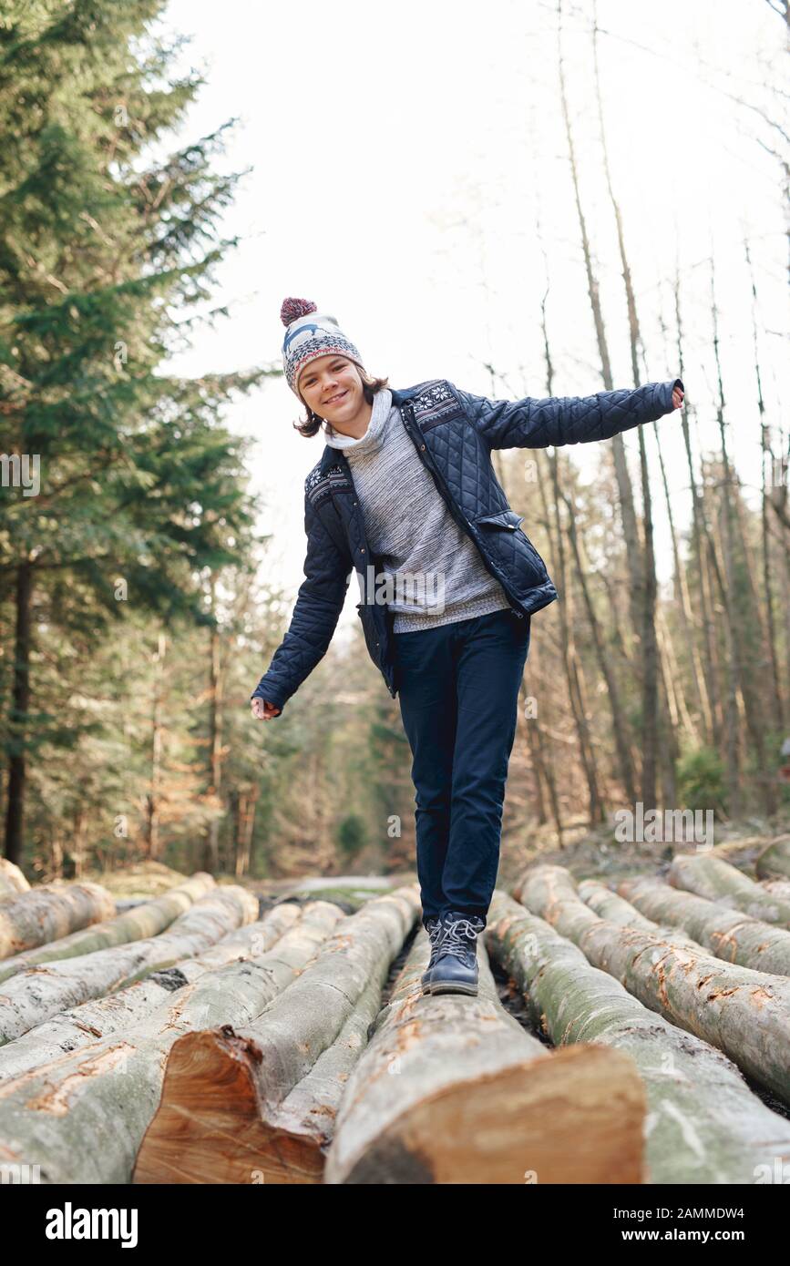 Joyeux adolescent qui s'amuse dans la forêt d'automne Banque D'Images